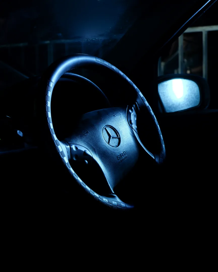 Mercedes C200 night blue drift