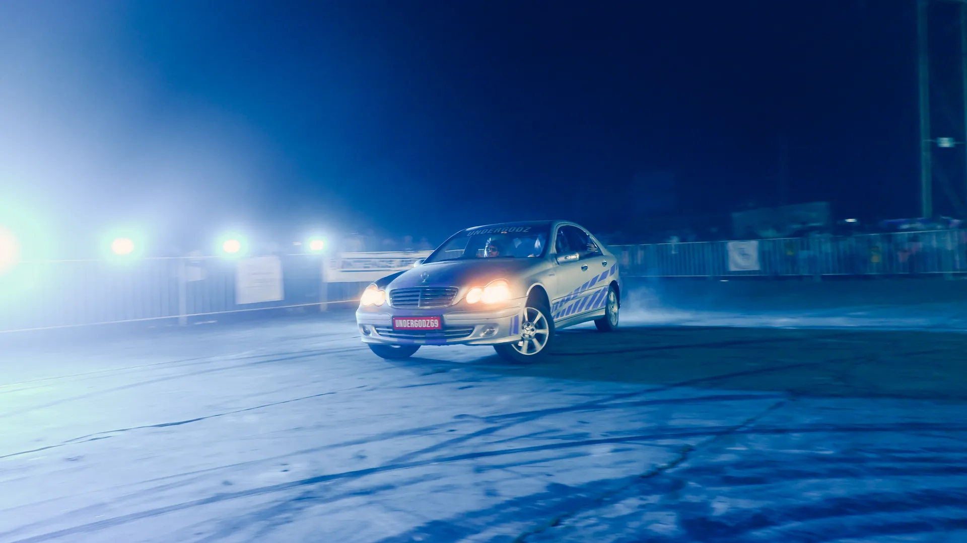 Mercedes C200 night front blue tones